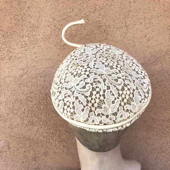 VTG 1950s Off White Lace Hat Calot Style with Antenna OS main image 5